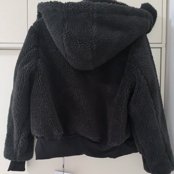 Brand new Alo Yoga Foxy Sherpa Jacket Black Color - Picture 6 of 6